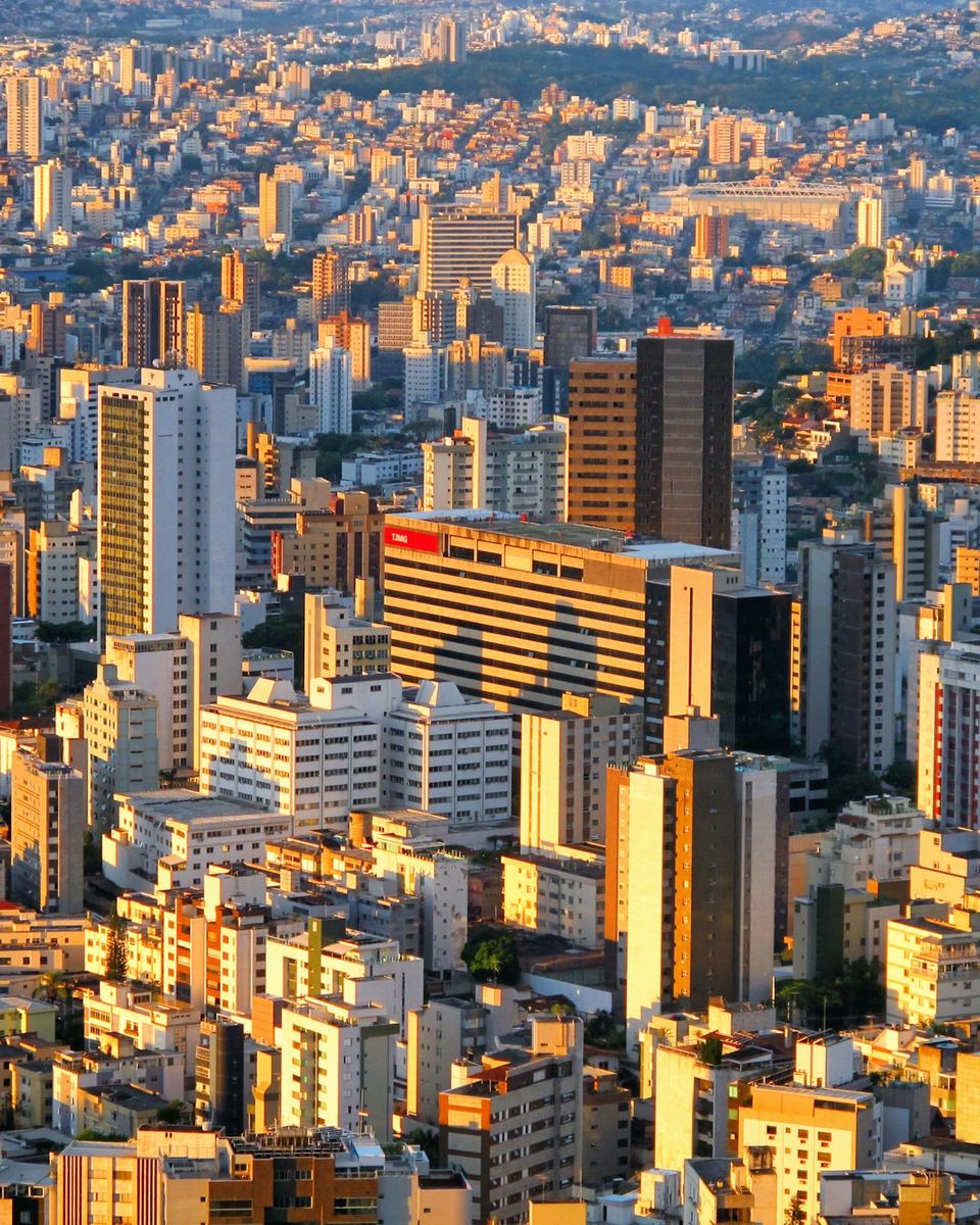 Bairros residenciais de Belo Horizonte vistos do alto no fim da tarde