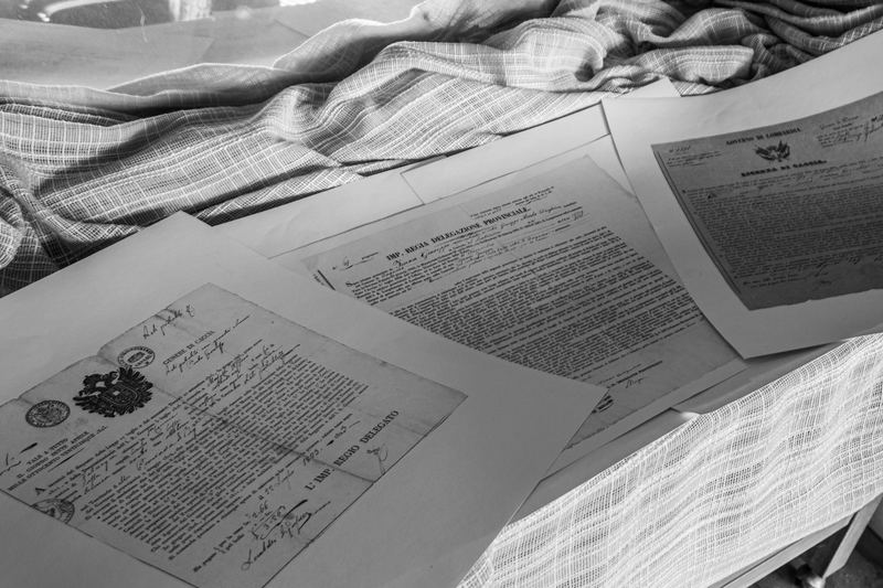 Documentos antigos com carimbos e assinaturas